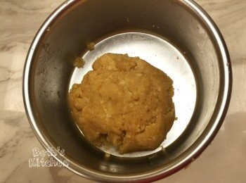 step2: 將蛋糕用食物料理機打成碎末，加入柚子醬，用手揉成糰