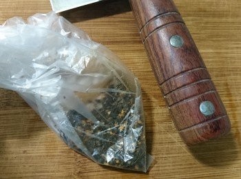 step1: 將馬告放入塑膠袋，用刀柄壓碎。
