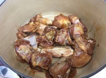 step1: 雞洗淨，醃30分鐘或過夜，先煎香兩面。