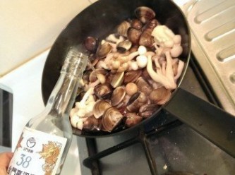 step2: 先下鍋炒蛤蜊.菇菇再放入金門高粱酒拌炒
