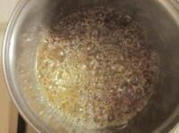 step4: 煮<span class="group_2">焦糖</span>: 砂糖72g放鍋中加入冷水36cc煮到冒大泡泡呈褐色