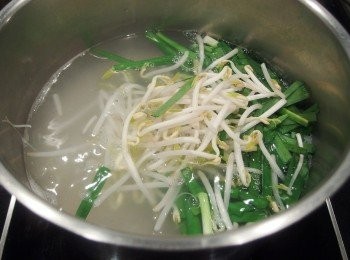 step7: 韭菜及豆芽菜也汆燙至熟。可選用個人喜愛的蔬菜。