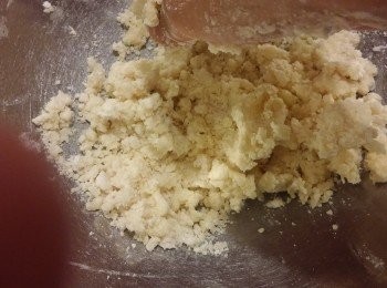 step2: 搓到一粒粒後慢慢加入蛋液,可用膠刮刀搓勻。