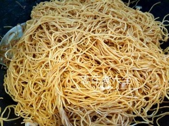 step7: 下醬汁快手炒至每條炒麵勻沾上醬汁