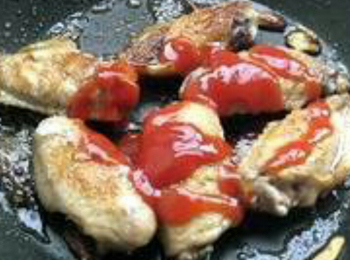 step5: 加入生抽 砂糖 番茄醬炒均