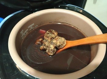 step3: 適量的黑糖要等煮好時再加哦！