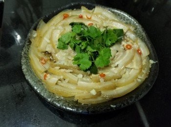 step9: 做法 :

將五花腩用薑片, 黃酒出水去腥 , 取出吸乾水份後 , 用火槍或用爐火燒去豬毛 , 稍為燒燶表面 , 再用刀刮除焦燶表面 , 清洗後放入煲湯做湯料 , 煲 2 小時後取出 , 放涼後再放入雪櫃冷凍 1'1/2 小時 , 冷凍五花腩的時間可預備醬汁. 

將瑞士雞汁, 少少辣椒碎 , 麻油 , 糖 , 生抽少少生粉撈好備用 , 之後將冷凍的五花腩取出 , 切成薄片排好碟上 , 再將已撈好的醬汁平均淋上 , 再撒少少蒜頭 , 乾蔥在腩片上 , 放入蒸鍋水滾計蒸 8 分鐘 , 再放上少少辣椒碎 (