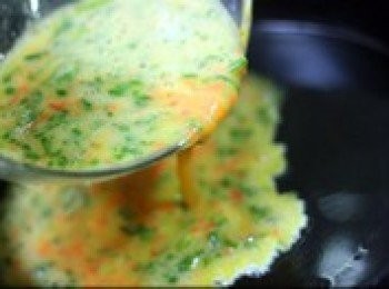 step3: 調好雞蛋，加入蔥花、胡蘿蔔粒及鹽，攪拌均勻，關鍵要把鹽都攪拌融化，往平底鍋內加入1/3或1/2的雞蛋液，1/3是煎3層，1/2煎2層，自己隨意