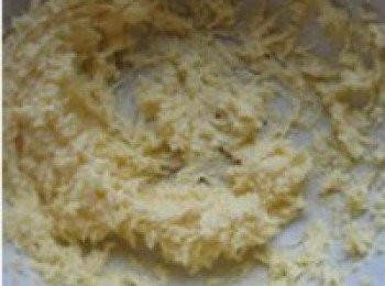 step2: 黃油100克加入白糖打發，黃油一定要先軟化