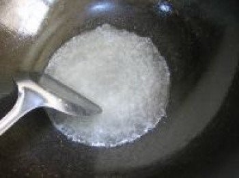 step12: 用鍋鏟不斷翻攪，以促使糖均勻溶化。