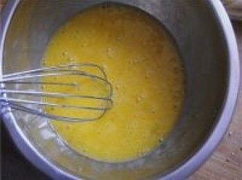 step3: 雞蛋打散。