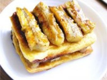 step13: 每片吐司片上放四份香蕉，在最上層的香蕉上淋入煎香蕉時的湯汁即可。