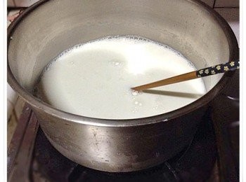 step2: 拿到瓦斯爐上以小火加熱，一定要小火，因為不能讓它滾。可以不時攪拌。