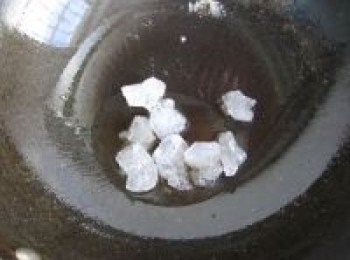 step6: 另取一鍋中加入適量的油，放入冰糖。