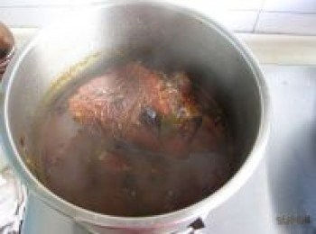 step11: 一小時後開蓋加入鹽、胡椒粉、醬油調味。