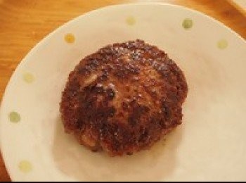 step5: 平底鍋燒熱後倒少許油，放入<span class="group_1">漢堡排</span>，中火煎1分半鐘，翻面後再煎1分鐘，這時轉小火，蓋上鍋蓋煎5分鐘，之後熄火，燜約2分鐘，讓肉熟透