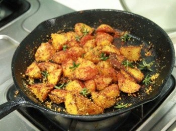 step3: 接著灑上鹽、黑胡椒粉、匈牙利紅椒粉、辣椒粉調整至喜愛的辣度與香氣後，起鍋前灑上起司粉拌勻與灑上迷迭香葉增添香料香氣即完成。