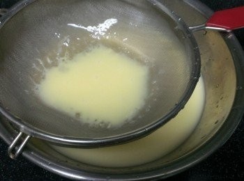 step1: 將雞蛋打散，加進高湯罐後攪拌均勻，過濾備用。