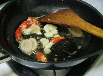 step3: 接著加入蒜頭炒出香氣