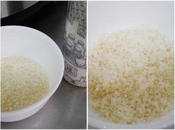 step2: 用米量杯取米罐子白米1杯ˊ用水略為抓洗乾淨ˊ
如果不是馬上要煮ˊ可浸泡約30分鐘ˊ
(此過程是為了 讓白米完全糊化ˊ烹煮時容易熟透)