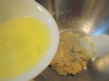 step6: 剩下的蛋白，分兩次加入。攪拌均勻再下下ㄧ次。不要過度攪拌，以免麵粉起筋。最後加入焦香奶油，拌勻。