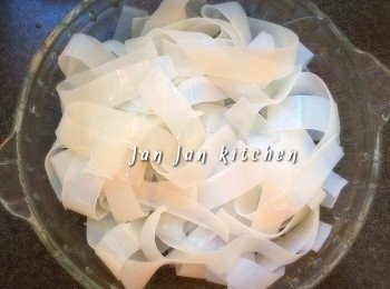 step4: 將粉皮鋪於蒸碟上。