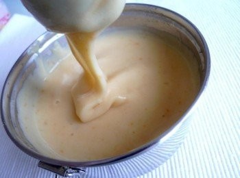 step1: 用電鍋將馬鈴薯蒸軟。用食物條理棒將馬鈴薯打成泥狀（加入一些水會比較好打）。