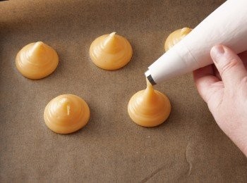 step9: 在烤盤上鋪上烘焙紙，將8的麵糊擠出直徑約5㎝的圓形。