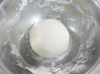 step4: 揉到麵團變得光滑唷^^ 接著蓋上保鮮膜室溫下讓它發酵約40分鐘!!