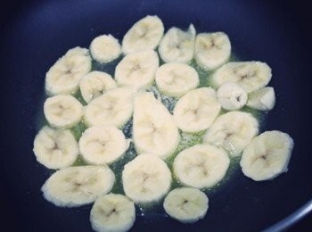 step2: 平底鍋中融化奶油...放入香蕉煎烤!!