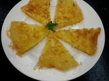 step4: 鍋洗乾淨燒熱放油倒入雞蛋粉絲，用鏟子抹平，中火煎到雞蛋凝固反面再煎熟就可以出鍋切塊裝盤。剛出來，十分香脆，你可以點你喜歡的醬料吃。