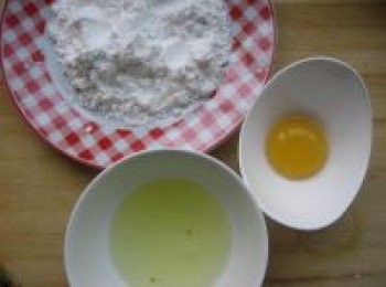 step2: 將澱粉倒在盤中備用，雞蛋蛋清與蛋黃分離。（蛋黃不用）