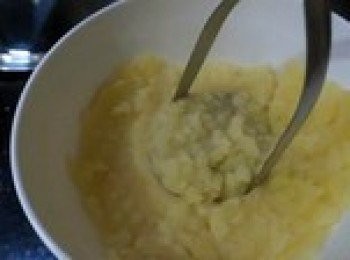 step1: 薯仔蒸熟並壓成泥