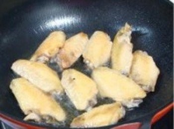 step3: 鍋中倒入少許油，煎至六成熱時，放入<a href="https://bit.ly/3zHU5V3" target="_blank" data-keyword="雞中翼" class="guide-link"><strong>雞中翼</strong></a> <span style="display:inline-block;vertical-align:middle;margin-top:-3px;color:initial;border-radius:3px;padding:2px 3px;font-size:12px;line-height:14px;background:#87d300;color:#fff;">即買</span> 略微翻炒，炒至雞皮發皺並有油脂向外迫出