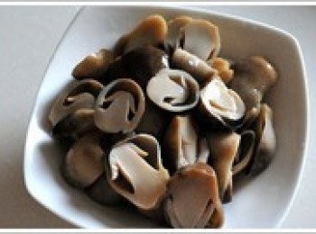 step1: 草菇對半切開備用