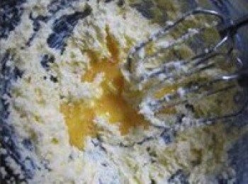 step5: 分4次加入打散的全蛋液