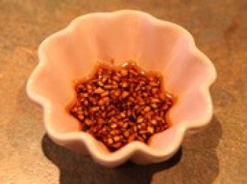 step5: 姜切末。將薑末生抽,芝麻油,少量的鹽,雞粉和糖調成均勻的調味汁.