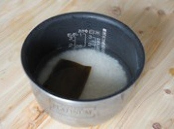 step8: 放入乾海帶，開始煮壽司飯。日本的電飯鍋裡面都刻有各種米飯的用水量。壽司飯的也有，所以我就按照鍋內指示操作。煮飯就按照平時那樣做就好，稍微偏硬偏乾些