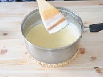 step7: 直至起黏度（木鏟上掛一層奶糊，用手指刮一道痕，痕跡不會馬上消失）