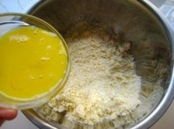 step2: 加入蛋黃、鹽和水，揉成團，壓成扁平的形狀，包上保鮮膜，放入冰箱冷藏,鬆馳1小時以上。（最好頭天晚上就做好，經過一晚上的鬆弛，出來的派皮更酥脆）