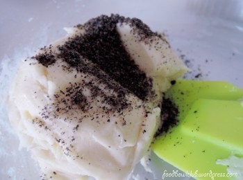 step3: 面粉成团后，加入黑芝麻粉，搅拌均匀即可。（如果家里没有，你可把炒熟的黑芝麻粒加入搅拌机粒打至成粉末）。