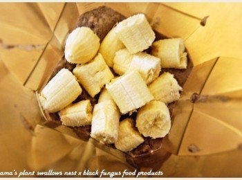 step3: 香蕉去除外皮，分切成小塊狀，逐一放入至果汁機中。