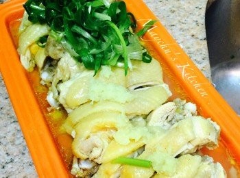 step4: 蒸好後將雞腿起骨切件。將蒸完雞後，碟裡剩下的雞汁倒入鍋中煮滾，加鹽調味。將已調味的雞汁淋在已切件的雞腿上，然後先鋪薑蓉，再放上葱絲和辣椒絲。