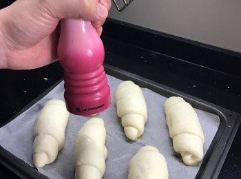 step5: 輕輕蓋上保鮮紙，二次發酵30-45分鐘
焗爐預熱,  麵團噴上少少水份，再灑上少許粗海鹽, 
放入焗爐190C焗約20分鐘，至金黃即成