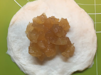 step3: 包入蘋果餡，發酵大至一倍。