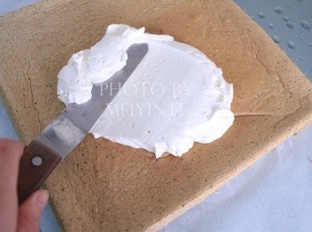 step10: 把打發好的淡奶油平均地抹到蛋糕片上。
