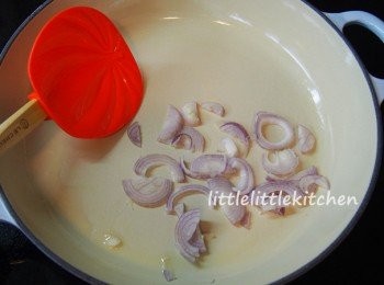 step2: 用油炒香乾蔥片