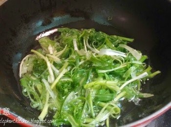 step2: 將葱放入油鍋用小火慢慢的泡