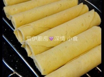 step6: - 兩邊摺上, 再用一對筷子慢慢卷起, 放涼, 完成