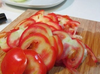 step1: 將蕃茄洋蔥切薄片，半雞切成大塊狀